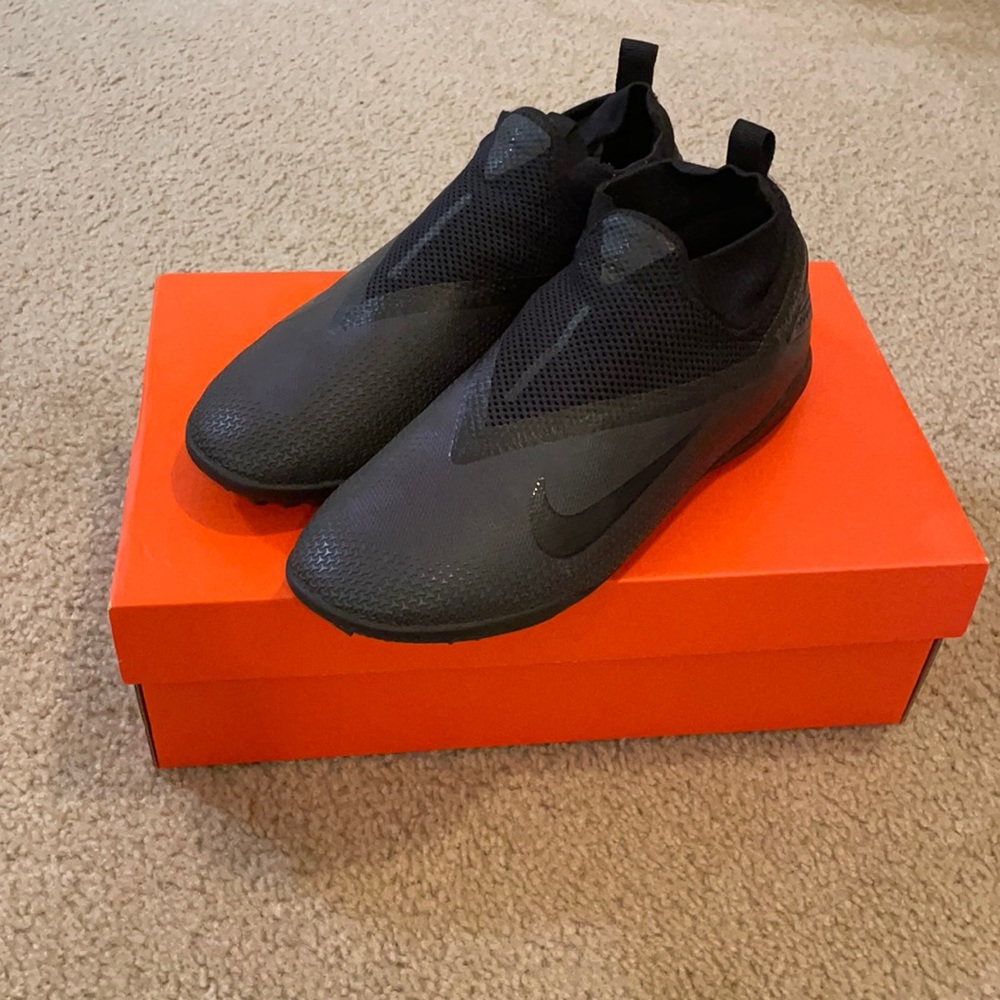 Men phantom turfs size 7.5